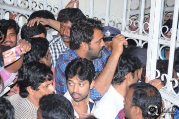 Yevadu Premiere Show